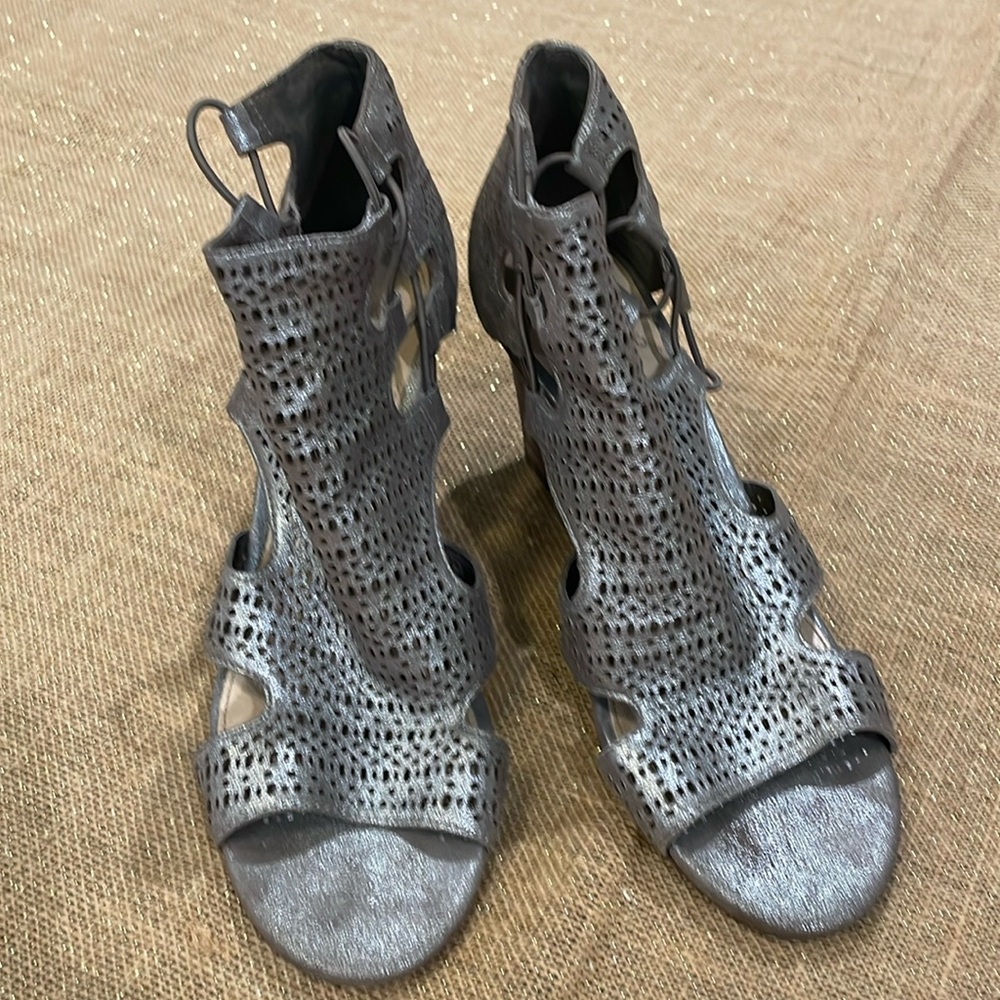 Vince Camuto metallic shotie